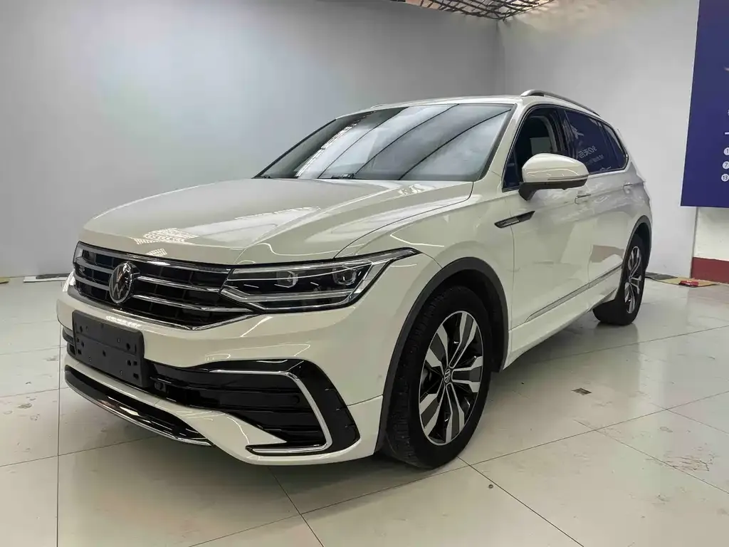 Volkswagen Tiguan L — фото 1