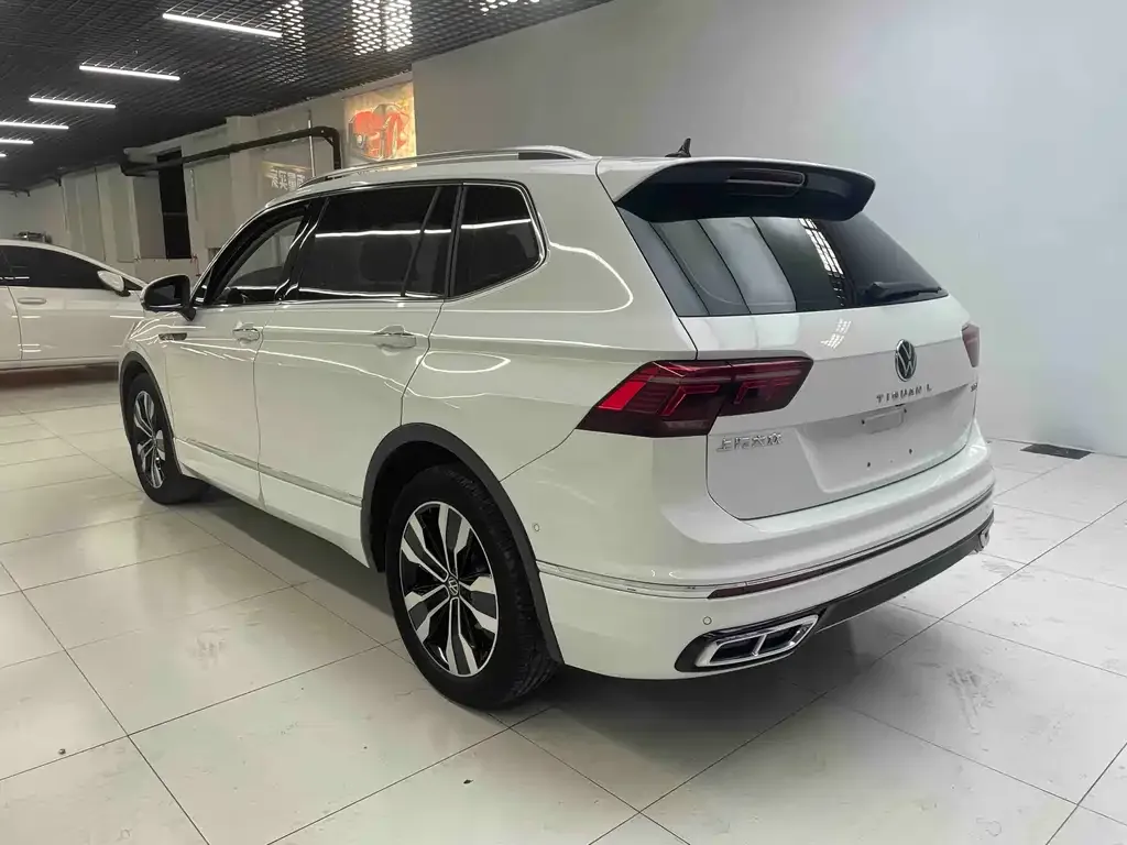 Volkswagen Tiguan L — фото 10