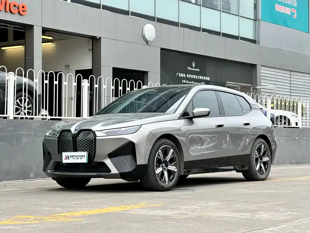 BMW iX — фото 1