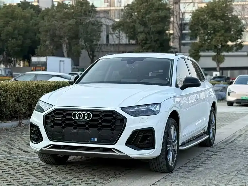 Audi Q5L — фото 1