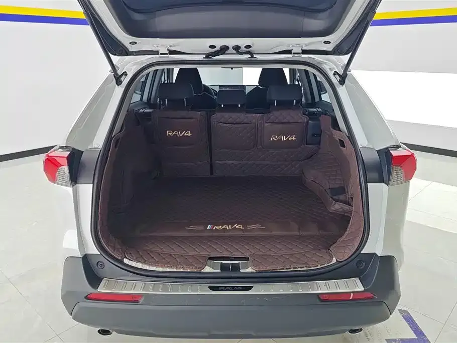 Toyota RAV4 — фото 9