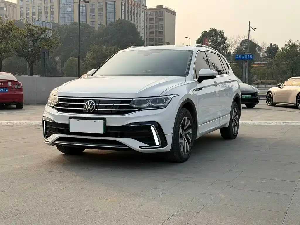 Volkswagen Tiguan L New Energy — фото 1