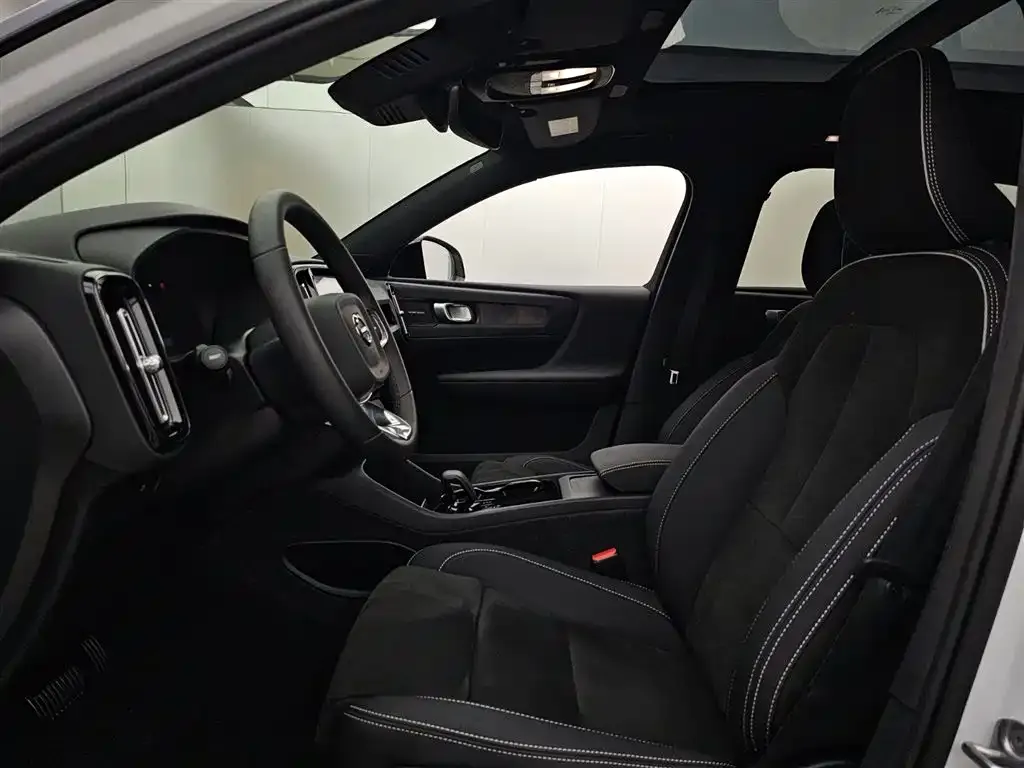 Volvo XC40 NEV — фото 3