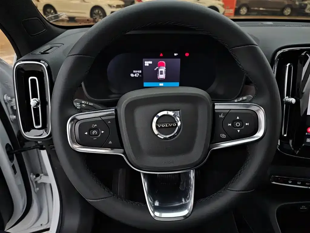 Volvo XC40 NEV — фото 4