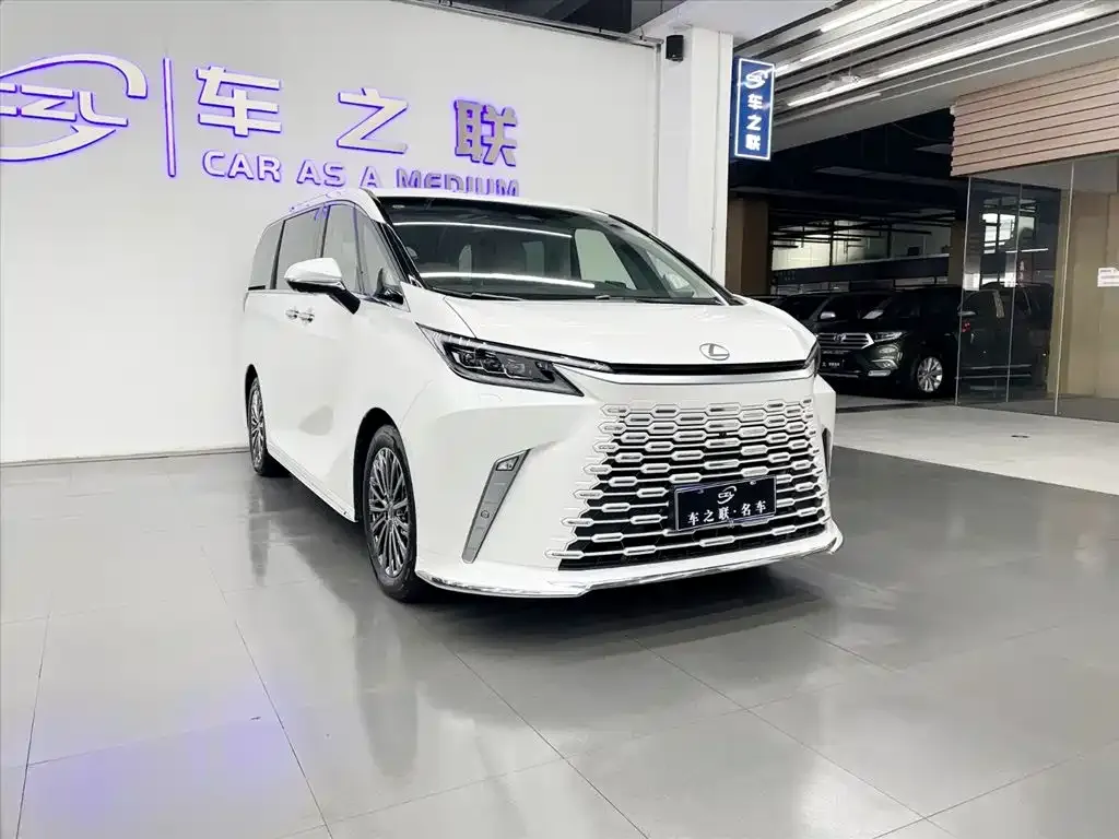 Lexus LM — фото 1