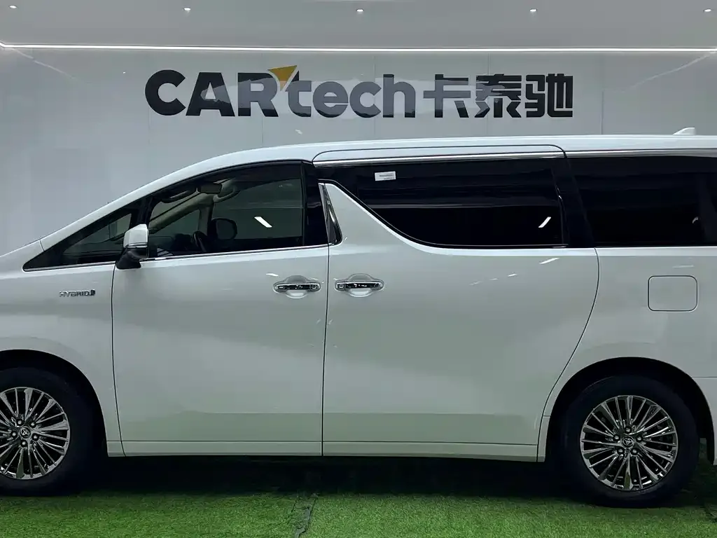 Toyota Alphard — фото 2