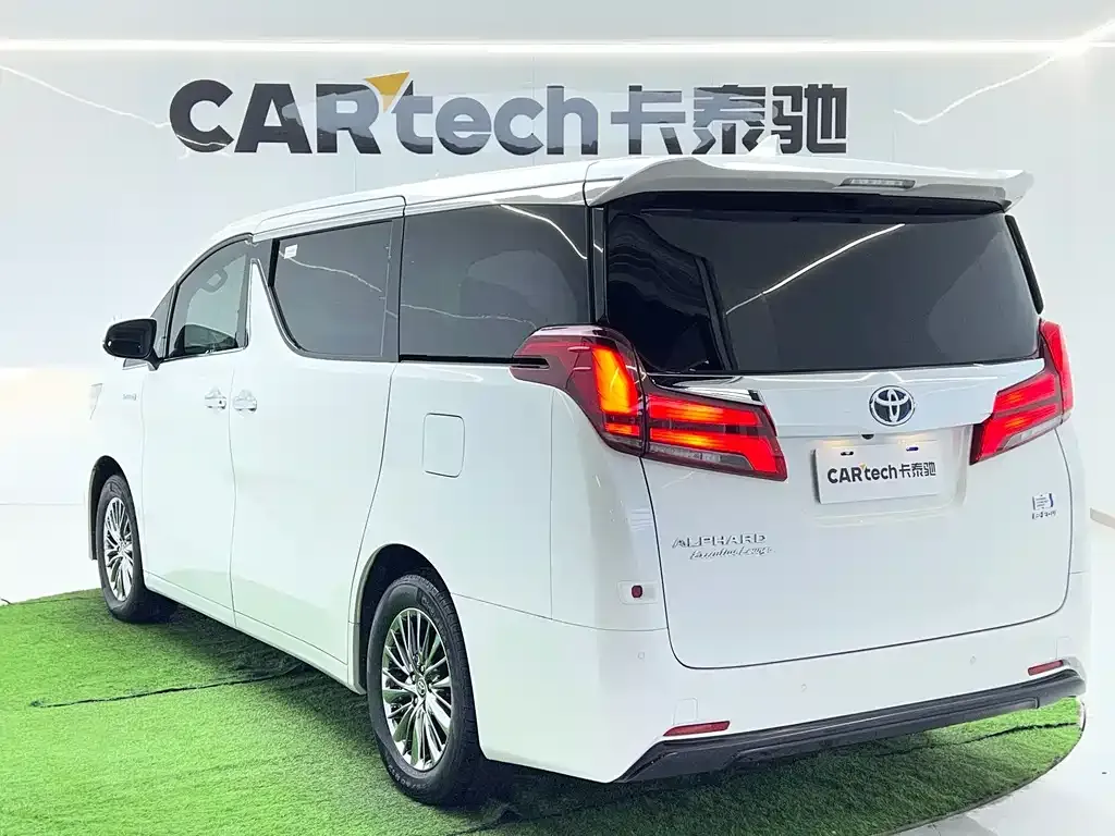 Toyota Alphard — фото 4