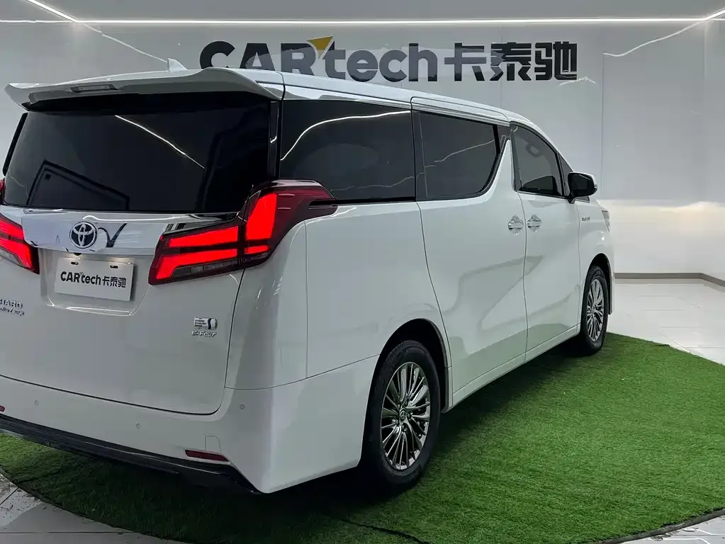 Toyota Alphard — фото 10