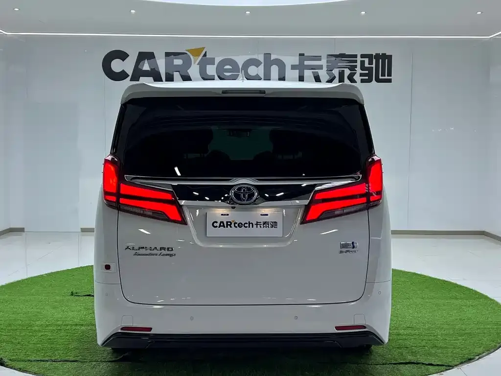 Toyota Alphard — фото 5