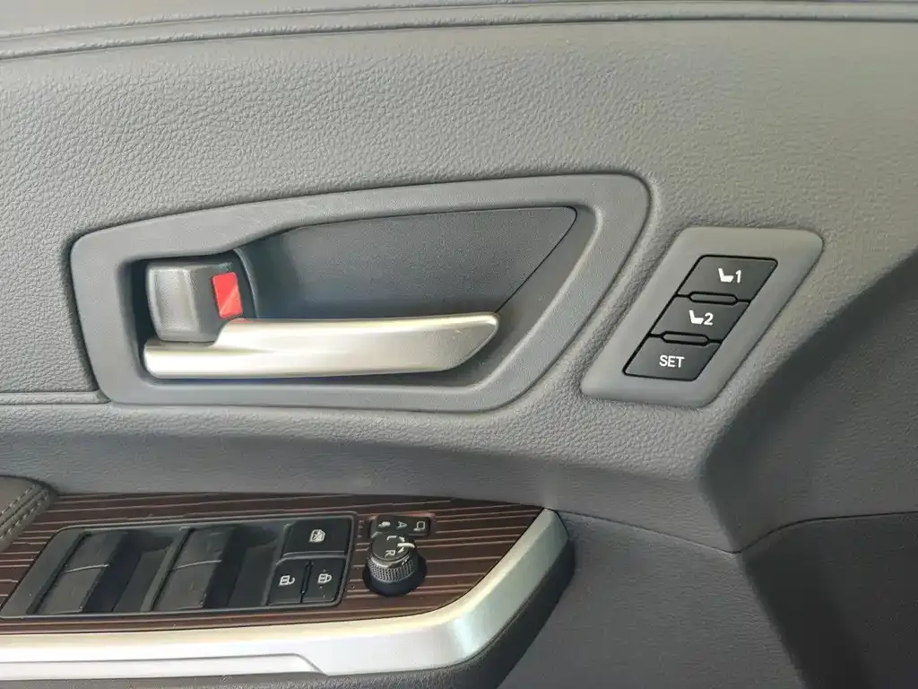Toyota Granvia — фото 4