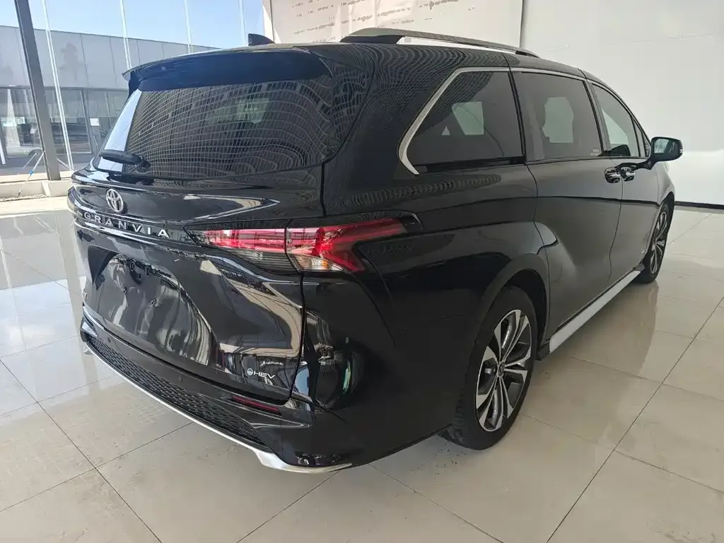 Toyota Granvia — фото 5