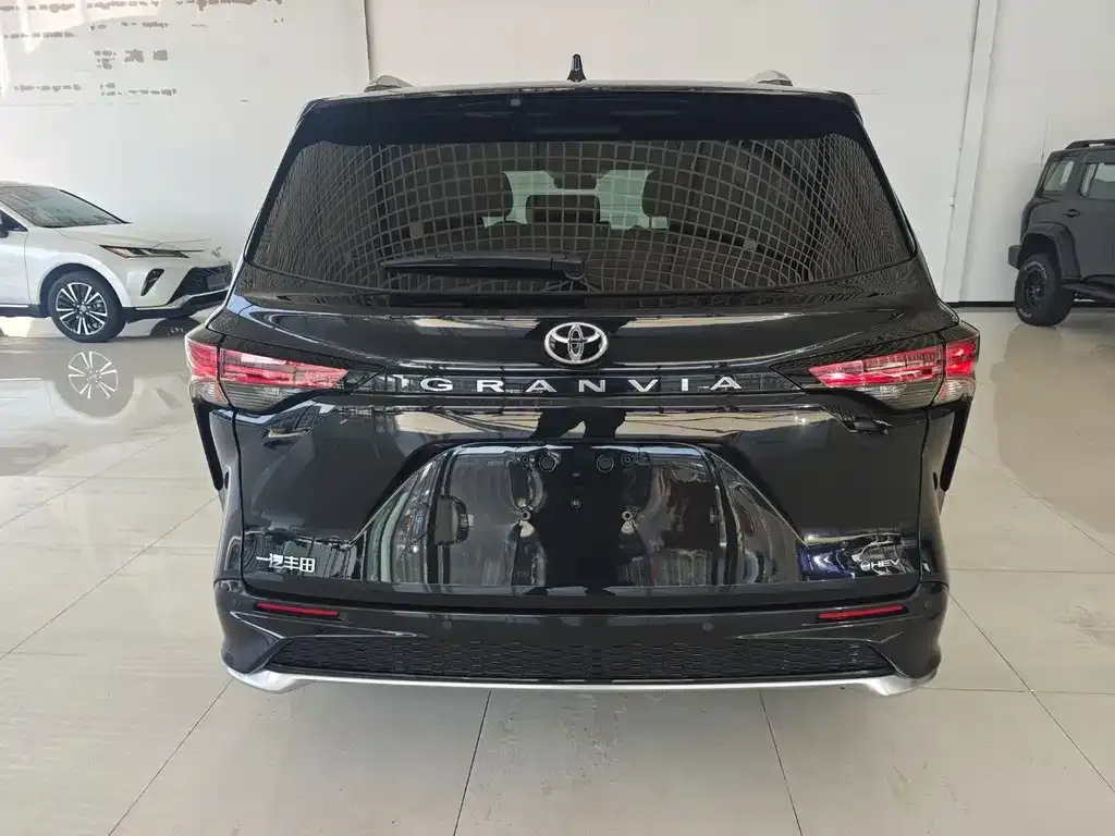 Toyota Granvia — фото 10