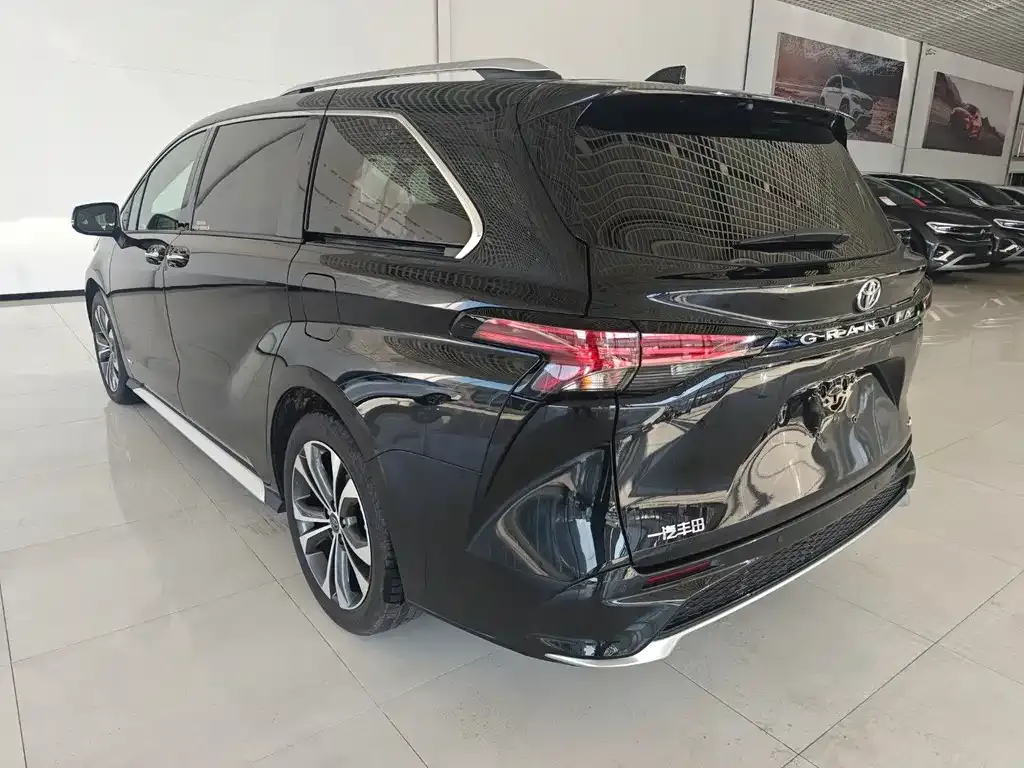 Toyota Granvia — фото 6
