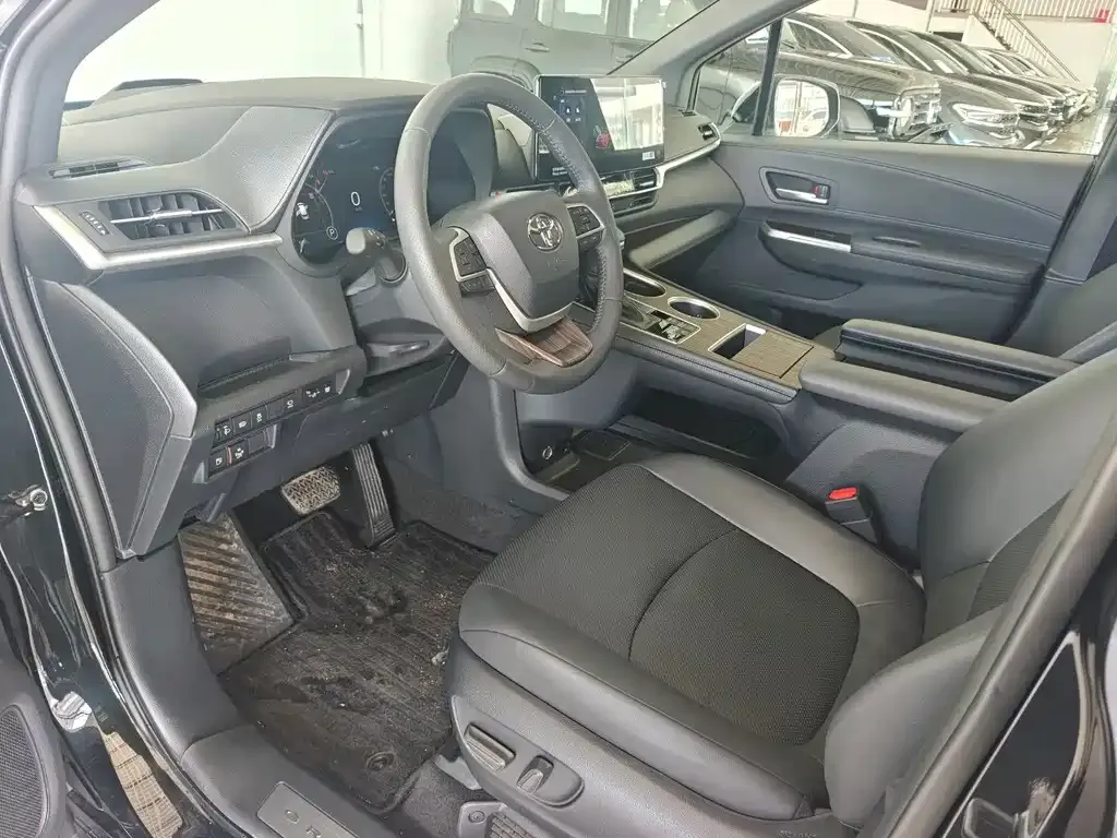 Toyota Granvia — фото 8