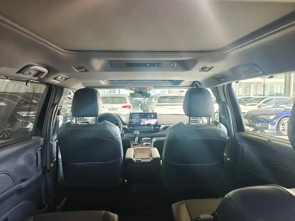 Toyota Granvia — фото 2