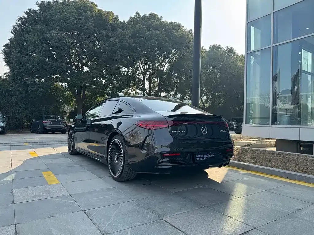 Mercedes-Benz EQS AMG — фото 10