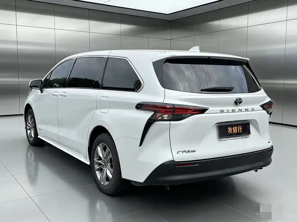 Toyota Sienna — фото 3