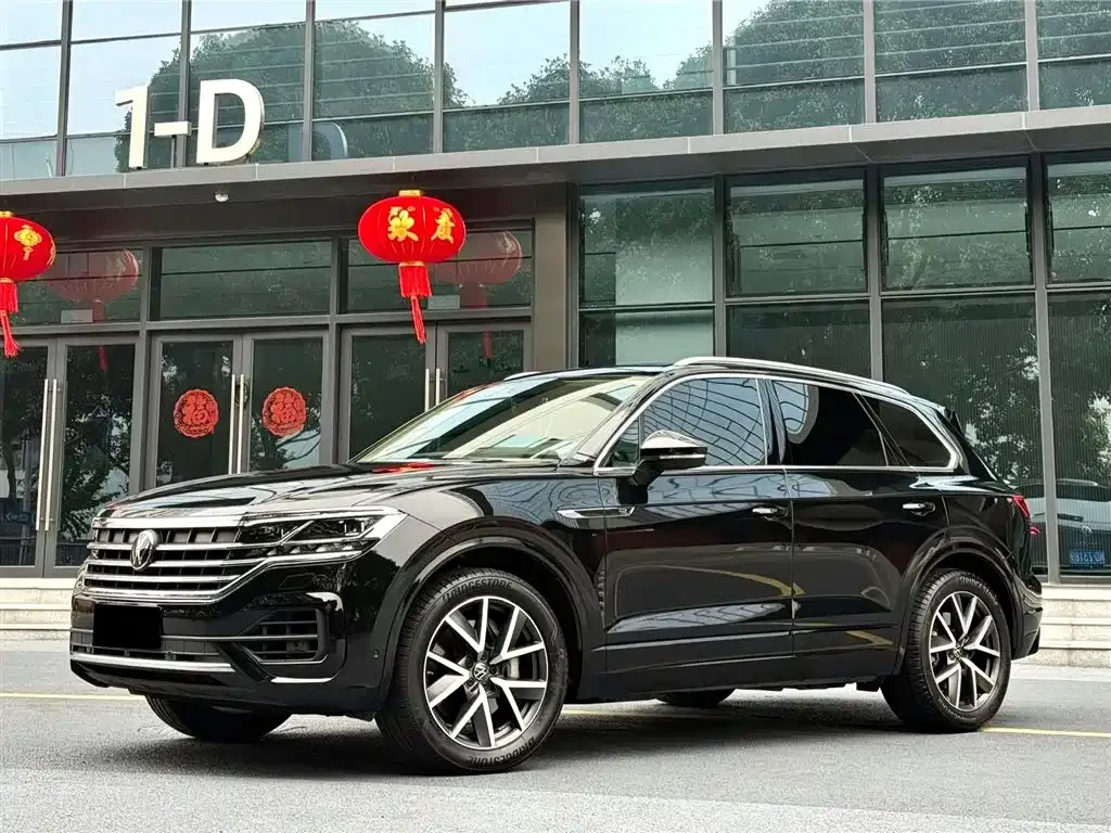 Volkswagen Touareg — фото 1