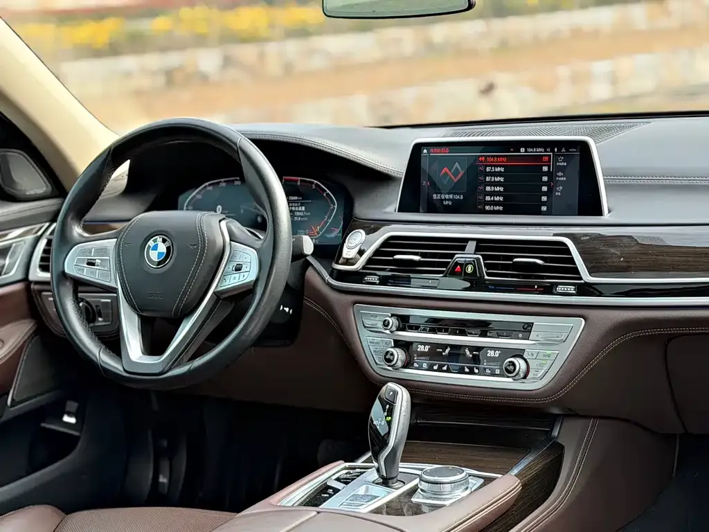 BMW 7 Series — фото 7