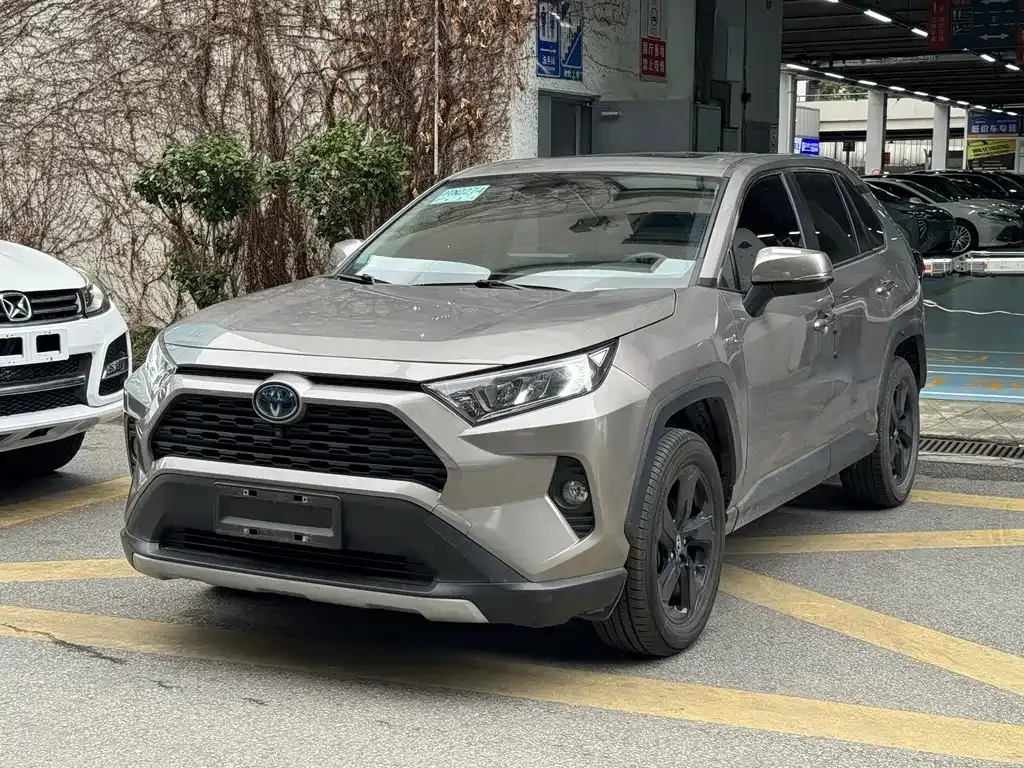 Toyota RAV4 — фото 1