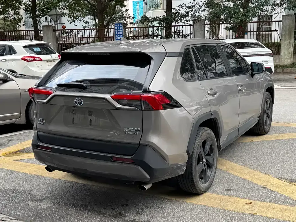 Toyota RAV4 — фото 10
