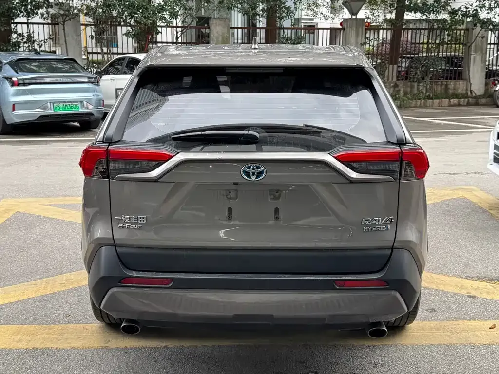 Toyota RAV4 — фото 8