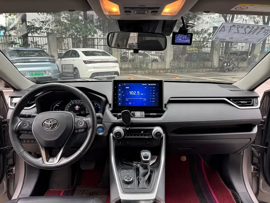 Toyota RAV4 — фото 6