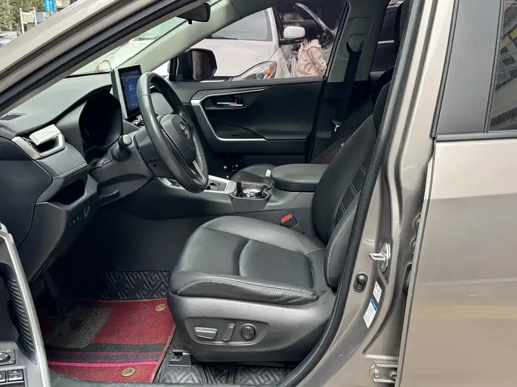 Toyota RAV4 — фото 5
