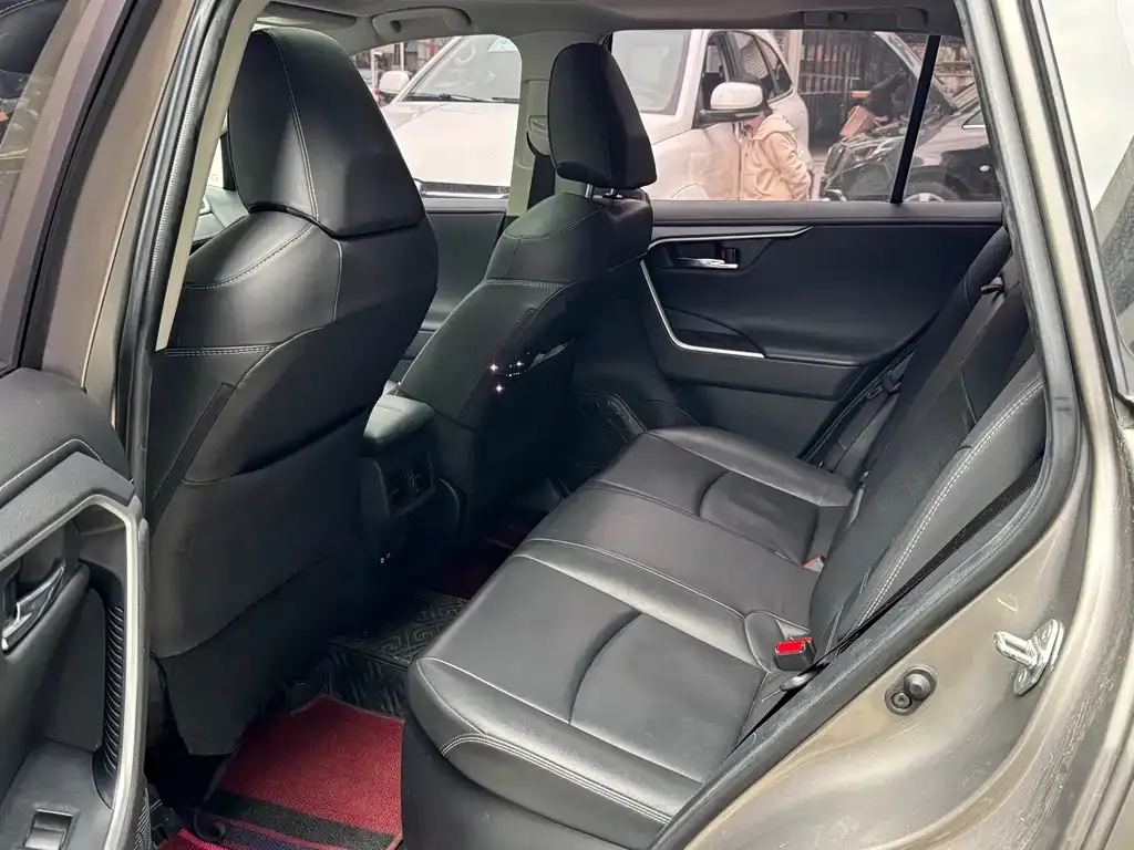 Toyota RAV4 — фото 3
