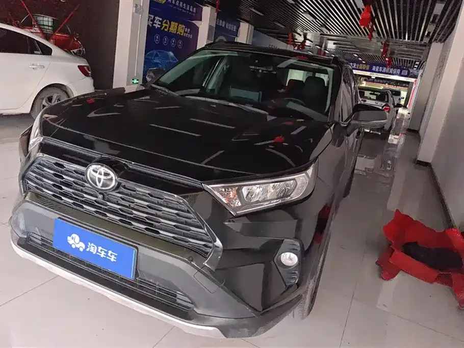Toyota RAV4 — фото 1