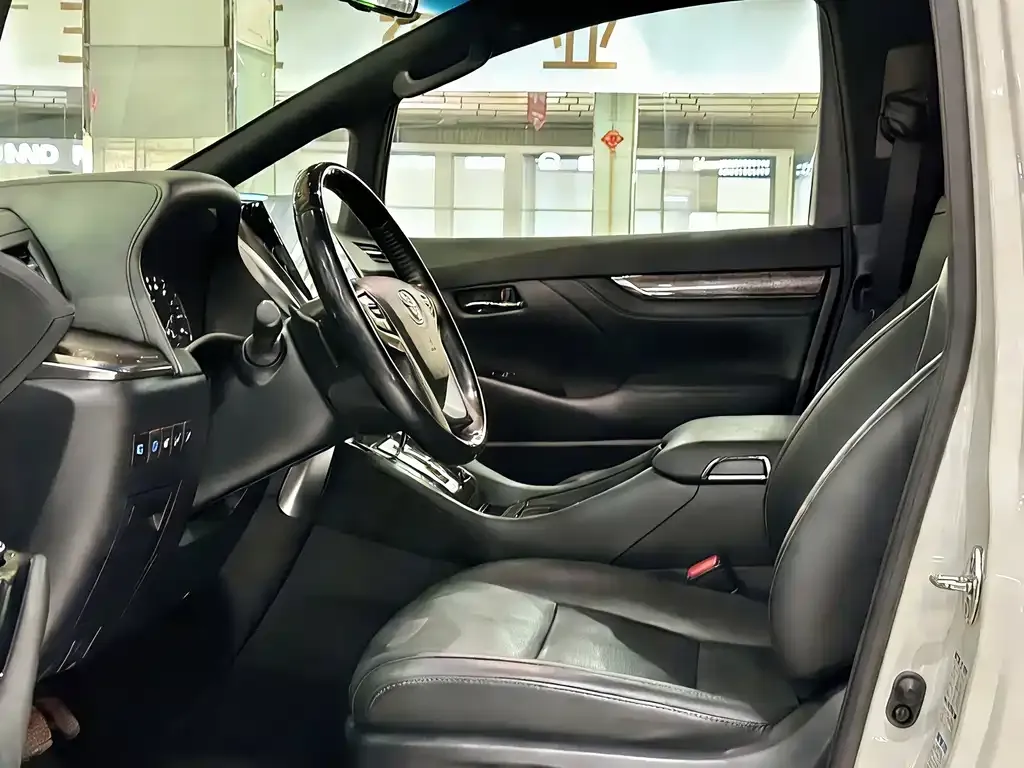 Toyota Alphard — фото 10