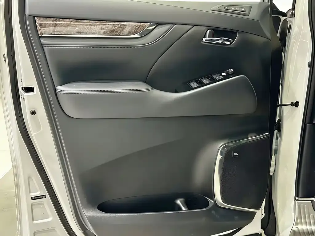 Toyota Alphard — фото 8
