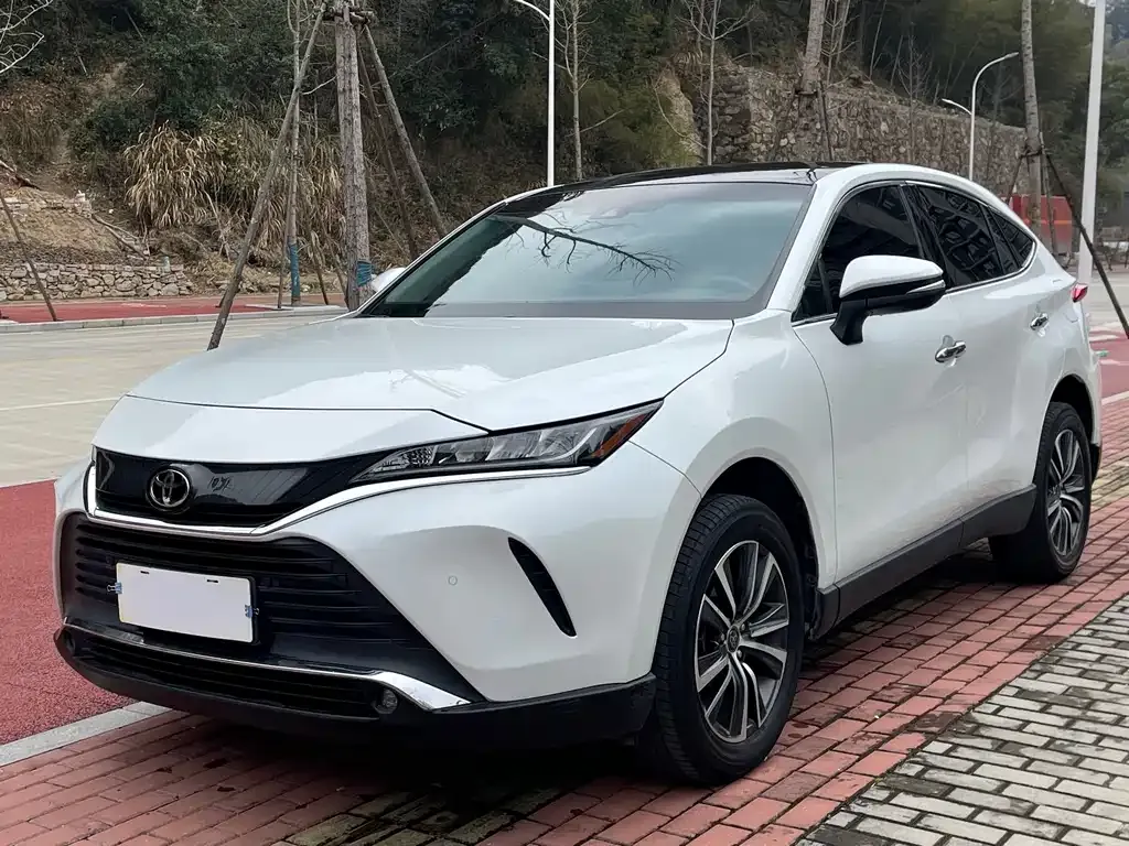 Toyota Harrier — фото 1