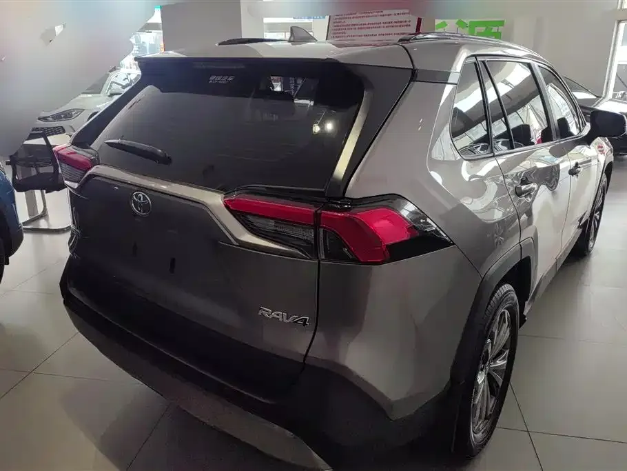 Toyota RAV4 — фото 7
