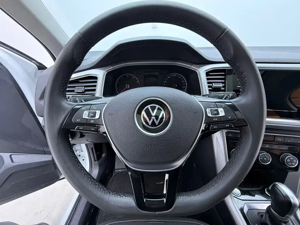 Volkswagen T-Roc — фото 4