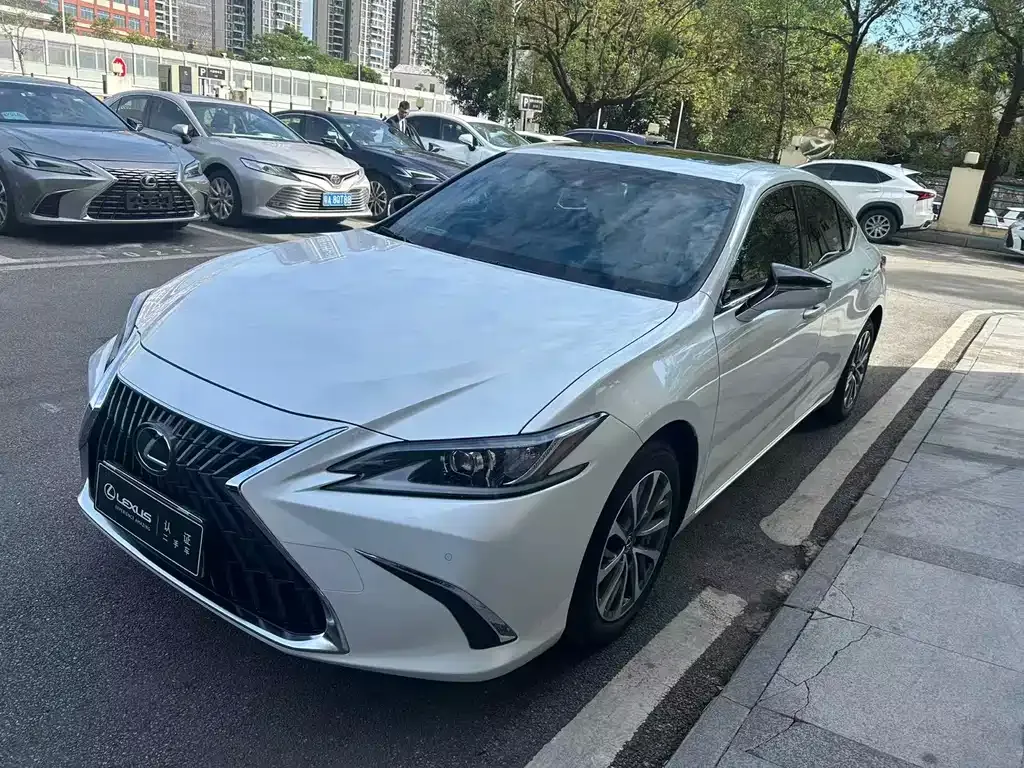 Lexus ES — фото 1