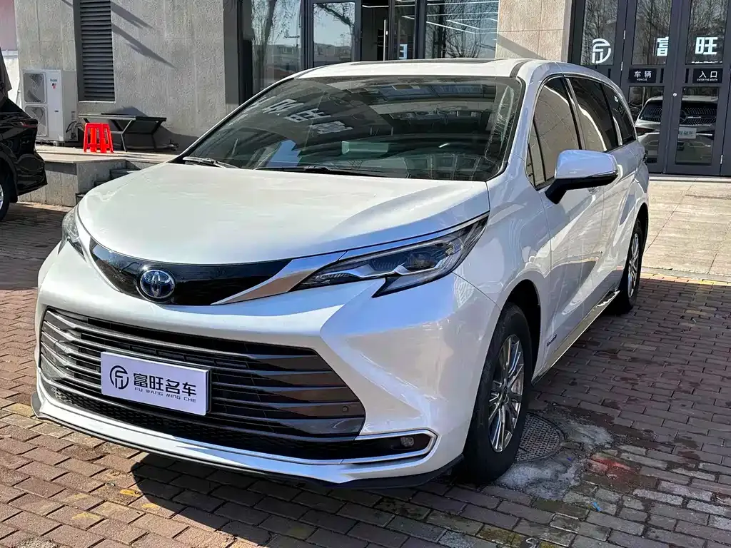 Toyota Sienna — фото 1