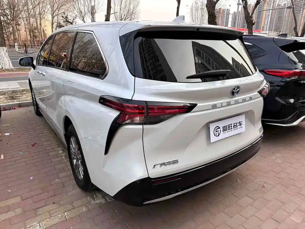 Toyota Sienna — фото 2
