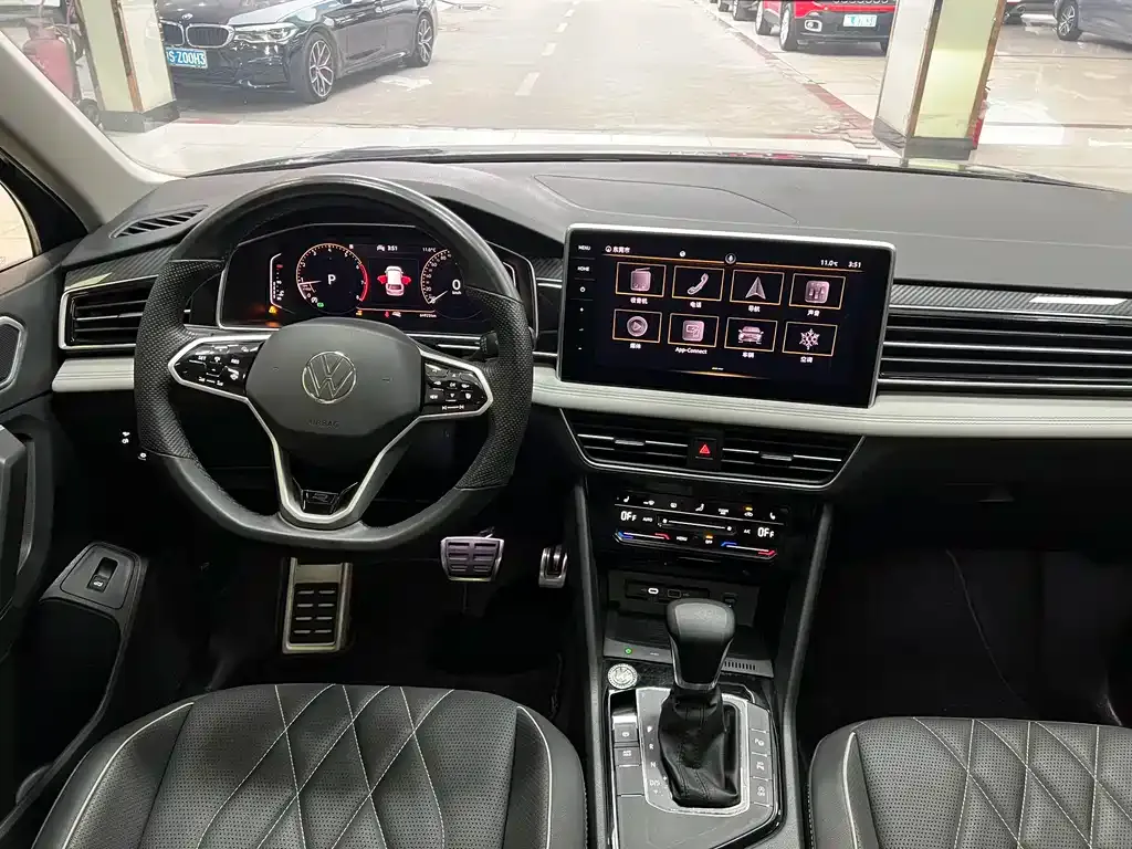 Volkswagen Tiguan L — фото 10
