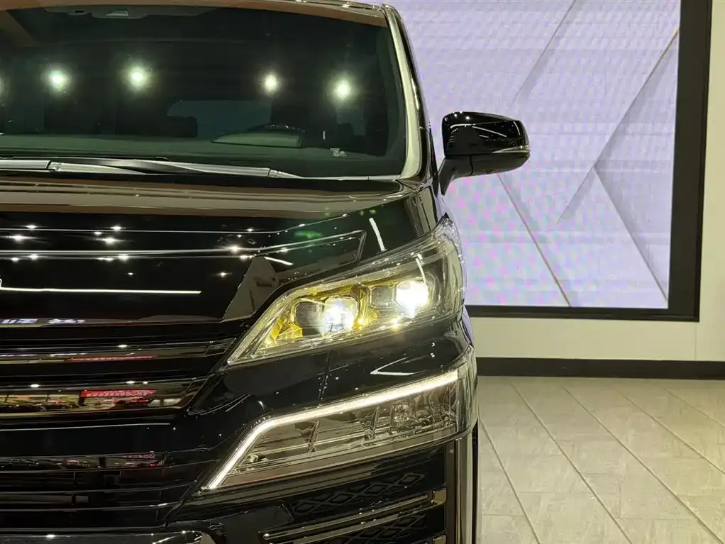 Toyota Vellfire — фото 2