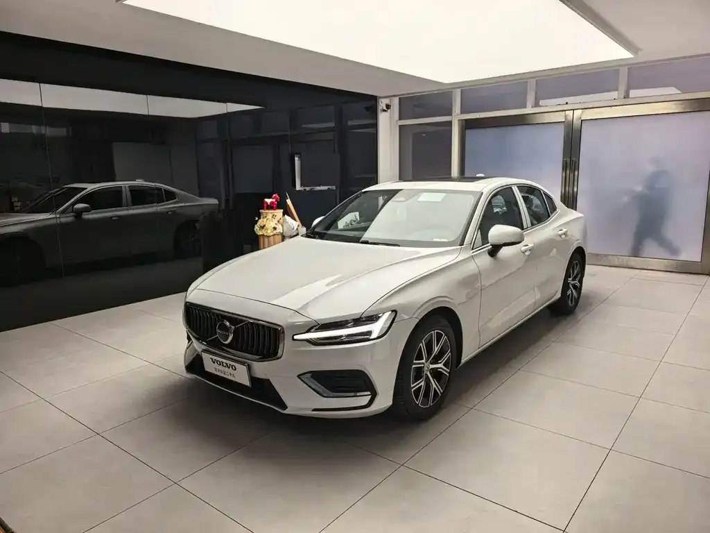 Volvo S60 — фото 1