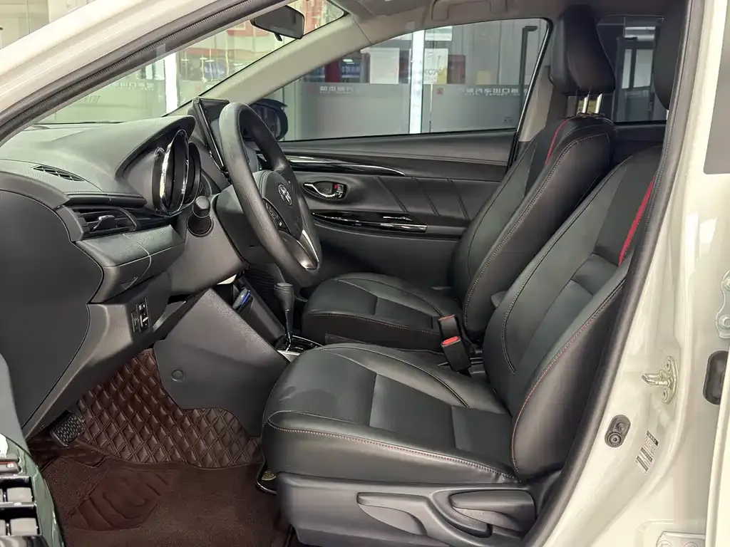 Toyota Yaris L — фото 7