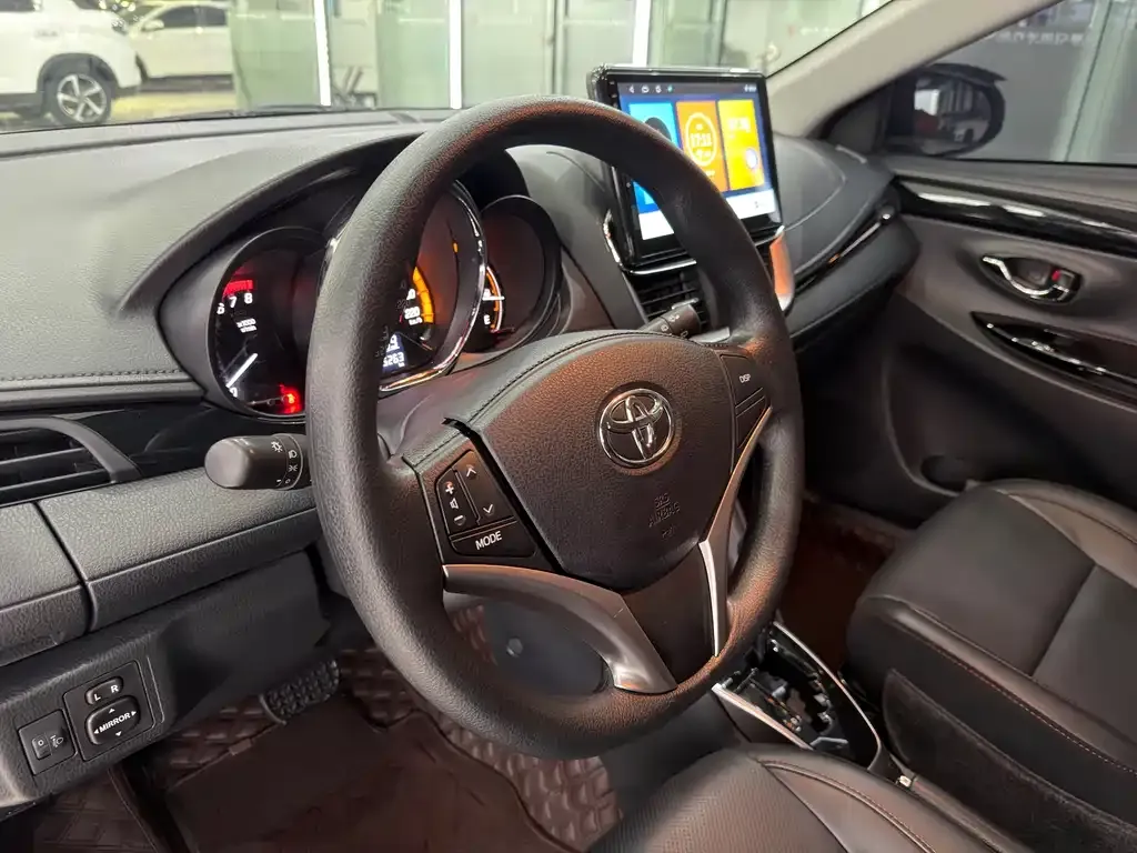 Toyota Yaris L — фото 9