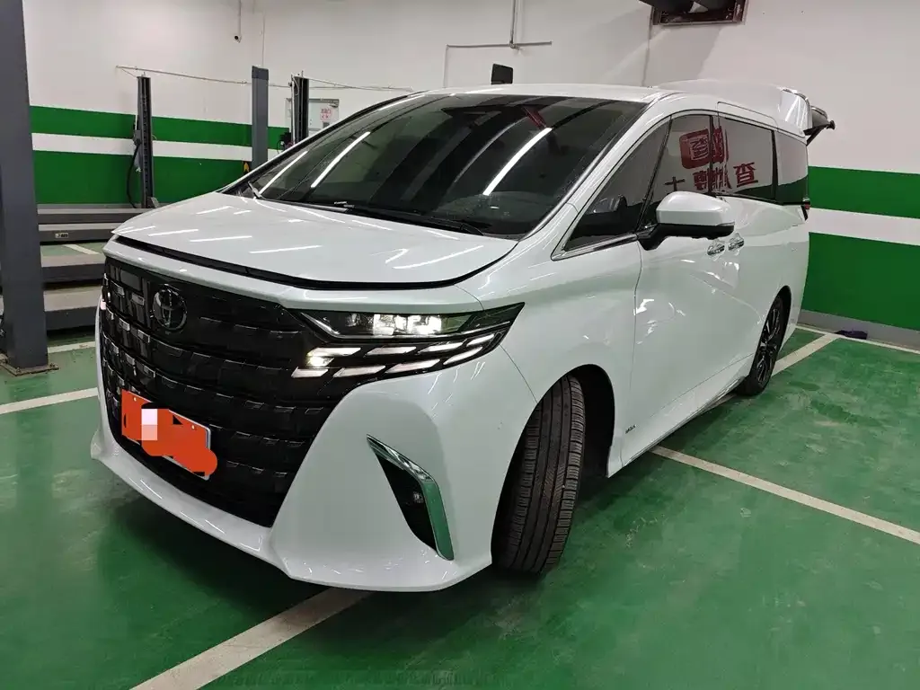 Toyota Alphard — фото 1