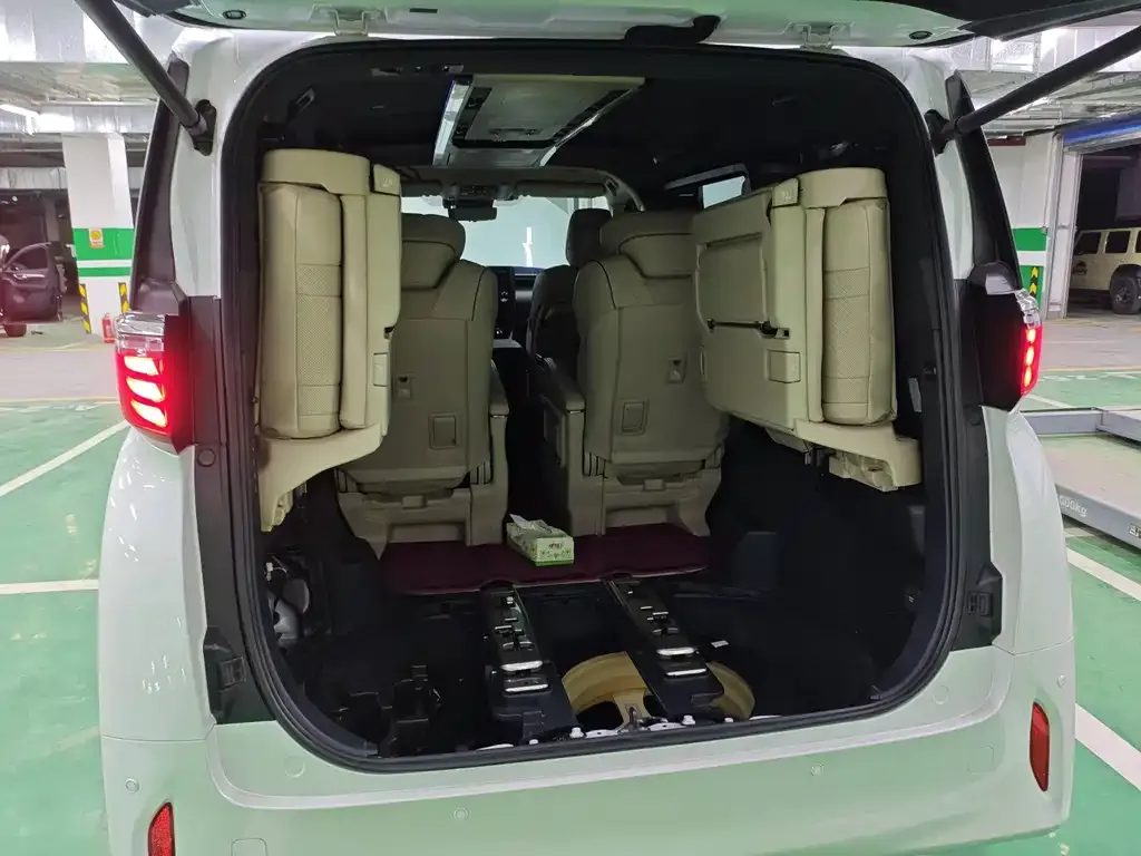 Toyota Alphard — фото 4