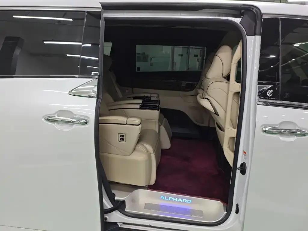 Toyota Alphard — фото 2