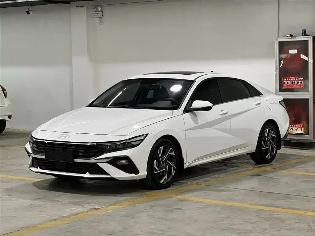 Hyundai Elantra — фото 1