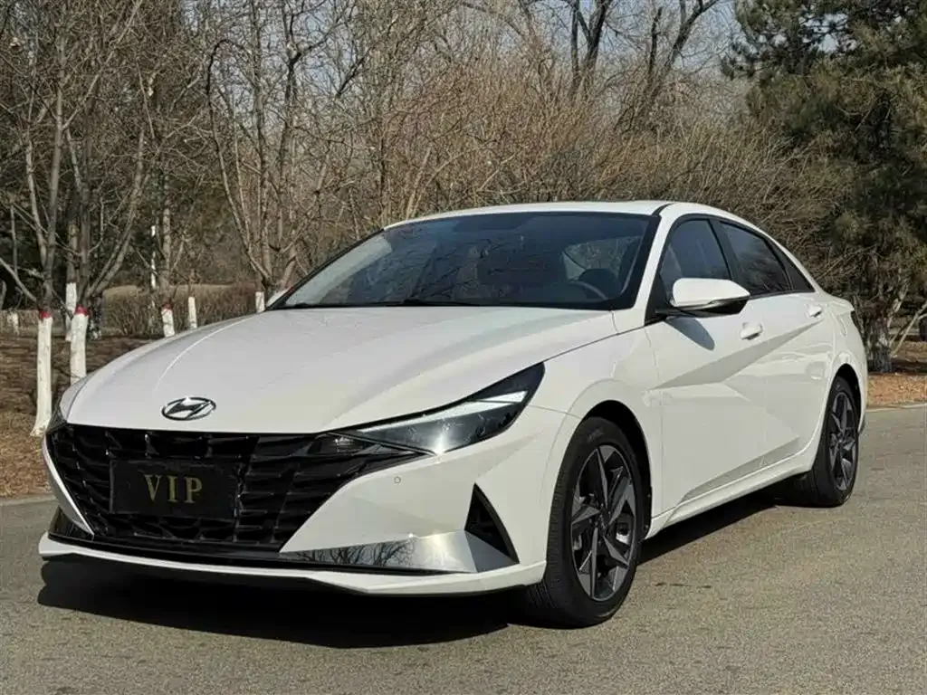 Hyundai Elantra — фото 1