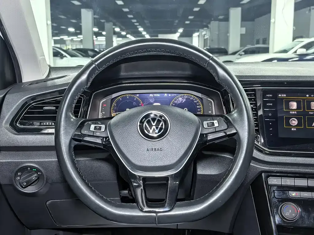 Volkswagen T-Roc — фото 10