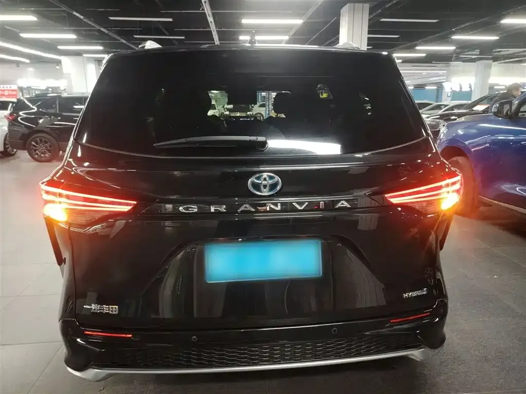 Toyota Granvia — фото 5
